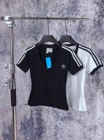 2015 实拍图 Adidas三叶草刺绣女款短袖 最近韩国专柜都断货的一款 迪迪家真的真的杀疯了 真的超级好穿！大V领真的好好看 超级显瘦小心机短袖T 上身真的