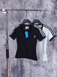 2015 实拍图 Adidas三叶草刺绣女款短袖 最近韩国专柜都断货的一款 迪迪家真的真的杀疯了 真的超级好穿！大V领真的好好看 超级显瘦小心机短袖T 上身真的