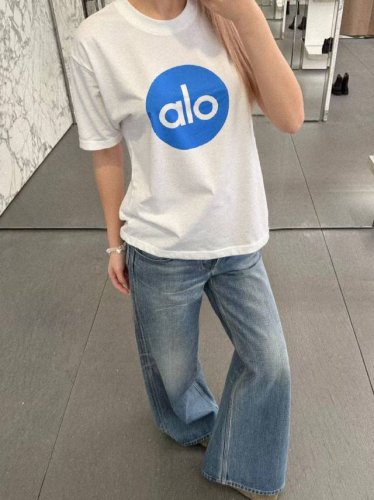 alo发泡2025年新款慵懒风印花宽松短袖T恤 款号 Al705 码数 S M L 颜色 黑色 米白 花灰色