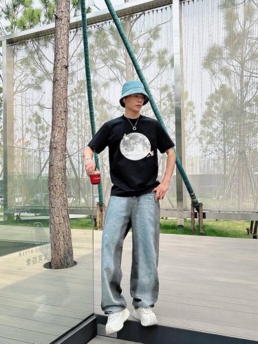 罗意威 25Ss春夏新款首发专柜最新款短袖圆领T恤 高端订制 设计前卫时尚！品牌Logo重工艺设计 高端定制230克面料.手感柔软.穿着舒适.专柜级别精致车线.