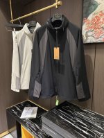 Zz25S早春男士隐藏式连帽外套夹克.......主体高密度聚酯纤维面料 满足于常规休闲且包容所有场合的着装需求，出在穿搭季属于极出色的首选单品，实穿性极佳！！