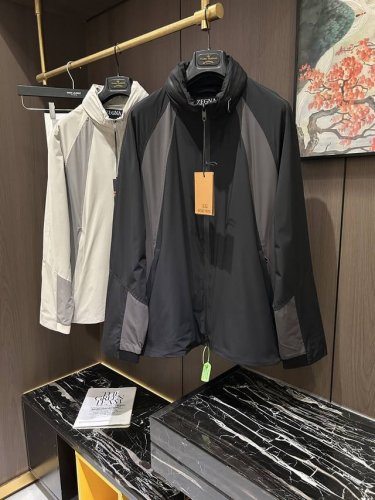 Zz25S早春男士隐藏式连帽外套夹克.......主体高密度聚酯纤维面料 满足于常规休闲且包容所有场合的着装需求，出在穿搭季属于极出色的首选单品，实穿性极佳！！