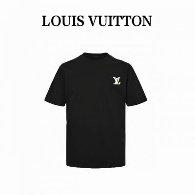 Louis Vuitton 路易威登 24Ss 胸口刺绣字母短袖 胸前高密立体刺绣Logo 原版1:1针织纯棉280克重面料 同色定制色织色染高密度螺纹 采用进