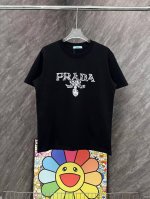 90 款号/G56 普拉达线条字母徽章刺绣圆领短袖 prada官网Zp同步新款T恤 面料采用32支双纱280克高克重纯棉面料 同缸定织定染原版同色螺纹 进口机器
