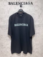 Balenciaga巴黎世家 顶级版本.官网品质 24新款英文字母印花短袖 做洗后260克加厚平纹布，对板定染灰白色。花型工艺采用椭圆机直喷工艺，对板扫描花型后