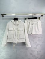 Chane*2025新品上架 连帽防晒外套短裤套装定制Yb斜纹全棉材质 舒适好穿 防晒有型 连帽外套短裤套装 胸前采用隐藏式开襟拉链设计 通体浅色格纹双C徽标印