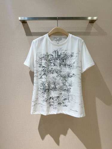 Dior *2025新款强烈推荐 这款T 恤以优雅Dior*美学为灵感、 采用白色棉质和亚麻混纺平纹针织面料精心制作，饰以大面积素描手法，城市建筑城镇风景为设计
