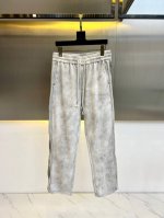 Miumiu、25新品男士宽松直筒巴黎脏立体剪裁直筒裤水洗做旧脏脏泥染长裤卫裤。宽松版型 采用460克纯棉面料 做旧水洗愈发自然的味道 根本不需要去担心什么褪色