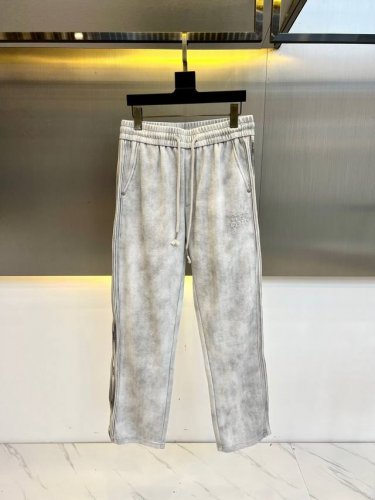 Miumiu、25新品男士宽松直筒巴黎脏立体剪裁直筒裤水洗做旧脏脏泥染长裤卫裤。宽松版型 采用460克纯棉面料 做旧水洗愈发自然的味道 根本不需要去担心什么褪色
