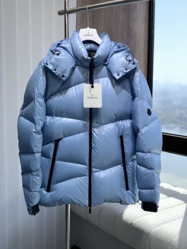 moncle*R 蒙-口， Fw新款羽绒服外套，专柜同步在售， 定织面料，柔软细腻，内里90%白鹅绒填充，轻薄保暖，蓬松度极高，顶级版本，原版精致车工剪裁，三标