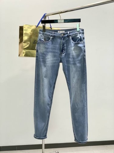 意大利神狮，时尚品牌，2025春季新品，时尚休闲水洗牛仔裤，专柜同步有售，原单狠货，采用进口原版面料，独特设计，配色高雅高级，内里细节可圈可点，顶级刺绣工艺字母
