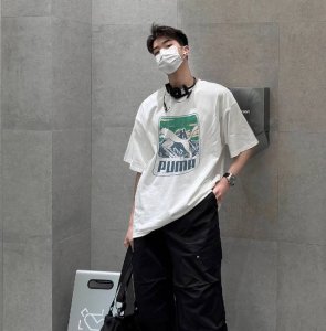 上新 标志Logo 化繁为简 puma 彪马极简的设计转化为服装语言 就如这件基础短袖T恤 有着极其细腻的面料质感 平淡中无处不透入极简高级质感 简单 个性 品