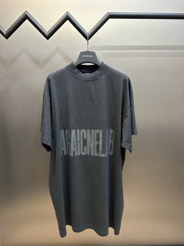 高版本Balenciaga 巴黎世家 做旧龟裂反字母印花短袖T恤，男女同款。克重 、手工破坏 磨破 洗水炒色 做旧 高温二次压烫 增强其稳定性，椭圆裂纹机印花、