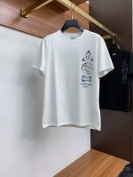 迪奥 Ss新工艺Logo纯棉质阔版圆领男士短袖T恤，新季新推系列手绘将标识巧妙融入设计，塑就一系列充满复古风情的运动风单品。在这款百搭T恤上，带着一丝怀旧意蕴的