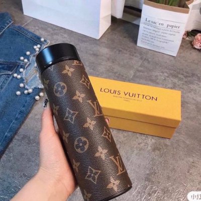 lv路易威登 经典老花保温杯 配全套包装 保温杯温暖系好物设给我多喝热水 容量500 Ml 一杯温热水也太治愈了吧贴心的我早就准备好啦，这次我给大家推荐一款自颜