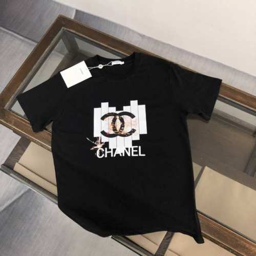 Chanel 香奈儿 24Ss夏季新款圆领短袖T恤！270克重磅高端纯棉面料，手感质感都极完美！修身裁剪设计干净利落！时尚又好看！走线做工非常精致！版型效果超赞