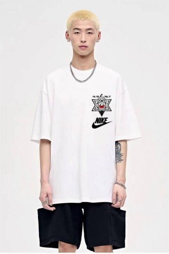 Nike小丑系列 专柜款复古情侣 印花短袖T落肩袖 重磅280G精梳棉材质 透气舒适 版型宽松 进口外贸级专柜印花，随意搓洗不褪色不变形。 情侣款 男女同款哦