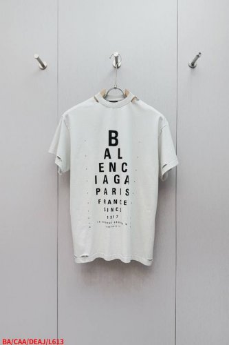 L613 Ba巴黎世家 视力表印花破坏短袖 订染230G面料起订量9卷布，印花采用进口浆料印花，全衣大面积手工破坏 工人一天出不来几件，整体走线平直细腻，面料舒