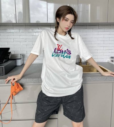 Lv 彩色字母印花短袖 上身图