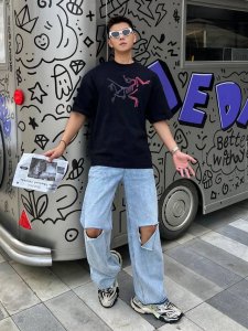 始祖鸟 新款字母印花双层重工短袖T桖 字母图案不管是T桖还是卫衣都是每年的爆款单品 前幅大面积印花采用大康丽数码印花机直喷 成本极高 经过多次的调试打版图案色差