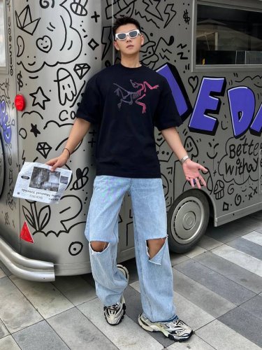 始祖鸟 新款字母印花双层重工短袖T桖 字母图案不管是T桖还是卫衣都是每年的爆款单品 前幅大面积印花采用大康丽数码印花机直喷 成本极高 经过多次的调试打版图案色差