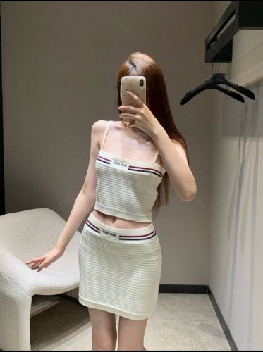 套 新款Miu Mi*胸前字母徽标刺绣针织吊带半身裙套装
