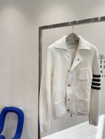 Thom Browne 粗针口袋针织开衫外套..男朋友看了都抢着穿的一件！实在是太火太好看啦！！经典四道杠设计 定制纽扣拉链镀金处理 、双头拉链！整件衣服重工艺