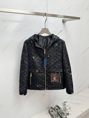 Lv 夹克外套 意大利进口面料时尚夹克外套。欧洲专柜同步，上身更随意大方，专柜原版五金奢华高档定制配饰新作！奢华品牌特质Logo点缀设计，市场最高品质出货、原版
