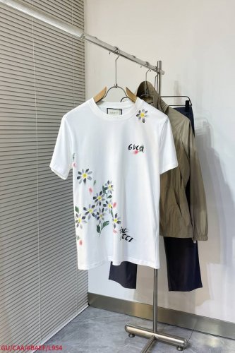 l954 Gu古驰 25Ss新工艺Logo纯棉质阔版圆领男士短袖T恤，新季新推系列将标识巧妙融入设计，塑就一系列充满复古风情的运动风单品。在这款百搭T恤上，带着