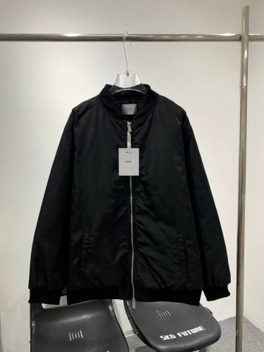 款号G742［棉服］ 新款Dior迪奥Cd23Ss最新后背刺绣平绣字母飞行员夹克外套秋冬款加厚棉服男女款 背后的饰以对比鲜明的 Christian Dior C