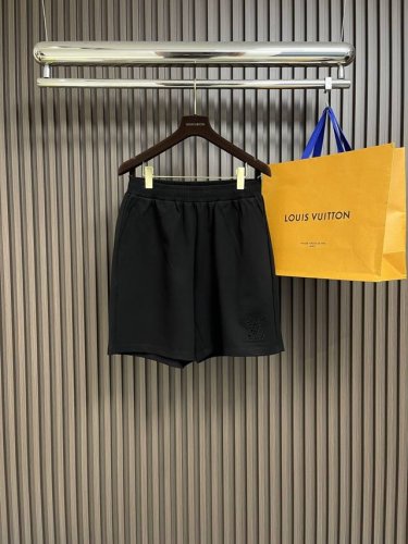 一套 Lv 烫钻针织短袖T恤短裤套装，采用定制冰氧潮棉混纺330克，高温烫钻，进口刺绣，面料酵洗，高弹性橡筋，整体走线平直细腻，面料舒适柔软，颜色一致无色差 能