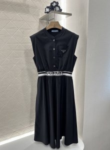 prad*2025新品上架 圆领收腰无袖连衣裙 定制Yb斜纹全棉材质 质感光泽 舒适有型 圆领无袖连衣裙剪裁 成衣大体素色利用剪裁和细节提升精致度 前襟半开襟拉