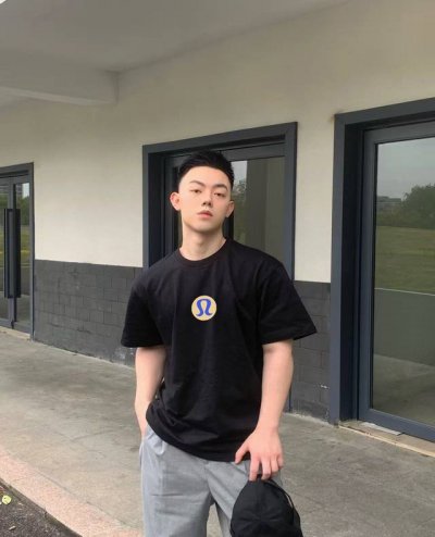 Lulu 新款字母印花双层重工短袖T桖 字母图案不管是T桖还是卫衣都是每年的爆款单品 前幅大面积印花采用大康丽数码印花机直喷 成本极高 经过多次的调试打版图案色