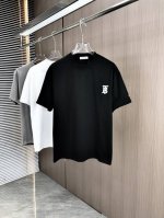 D Bur 巴宝莉2025春夏新款 圆领短袖 锁链绣花工艺 后幅大Logo绣花 细节满满 采用高克重320克双纱精梳棉面料 微宽松版型 面料手感柔软厚实 男女同
