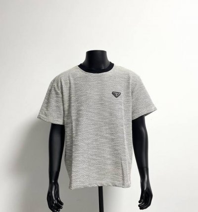 prada 普拉达新款编织金属三角标圆领短袖Tee 在化繁为简的高阶时髦基础单品上点缀细节，日常又经典的款式 非常百搭 原版定制270G克双纱纯棉面料，细腻舒适