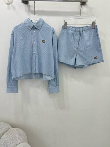 miumi*25新款条纹套装 定制撞色翻领衬衫 经典刺绣Logo 搭配松紧双腰头短裤 极简主义风法式优雅的慵懒风，休闲又时髦！立体剪裁版版型可甜可盐减龄少女风。