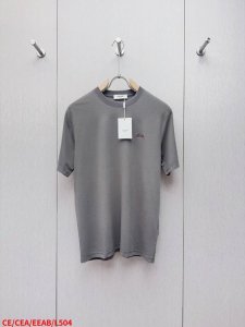 L504 Ceceline、石墨灰红色字母刺绣短袖 极简美学的穿搭典范！经典石墨灰调，自带低调高级气场，适配多元风格。100%棉质面料，亲肤透气，赋予穿着全天候