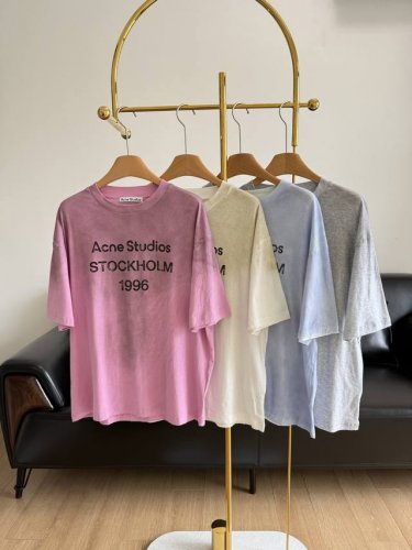 Acne Studios 字母做旧徽标T恤 宽松版型慵懒随性，前面做了字母印花小细节，吸睛亮眼，不失单调且敲好看 ♀面料选用超柔面料，透气性好 成衣染色水洗做旧