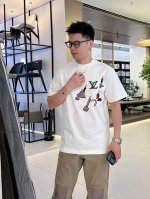 Lv 2025早春最新最顶级多工艺融合刺绣 工具图案刺绣圆领短袖 本款圆领短袖展现 2025春夏秀场 Lv Multi Tools 主题的诙谐意味，重工打造整身