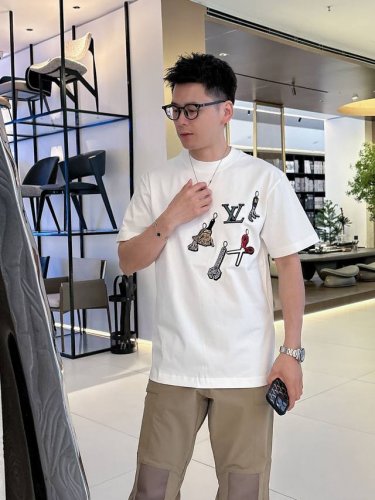 Lv 2025早春最新最顶级多工艺融合刺绣 工具图案刺绣圆领短袖 本款圆领短袖展现 2025春夏秀场 Lv Multi Tools 主题的诙谐意味，重工打造整身