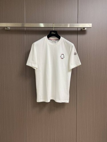 moncler 刺绣标识短袖T恤 采用20支平纹面料 面料克左 克 面料布匹洗水固定版型与固色 螺纹搭配1*1双纱螺纹 克 刺绣章仔采用进口机绣出完整绣品 每一