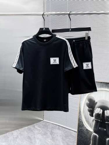 芬迪 Fendi 2025Ss夏季新款 休闲 短袖 短裤 套装，高端版本！专柜定制面料 透气舒适度高，细节无可挑剔，品牌元素设计理念，体现高品质。手感细腻柔软！