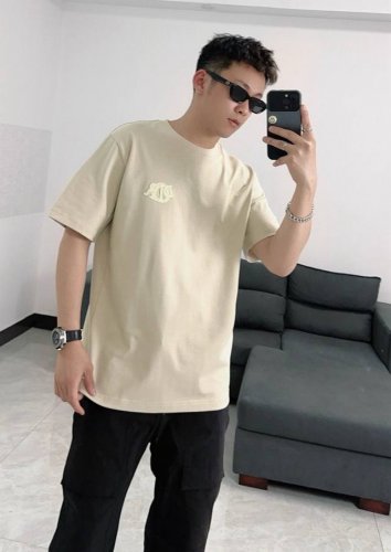 dior迪奥2025新款蛇年限定胸前刺绣字母短袖T恤男女同款 这款 Dior Charm T 恤以图案设计重新演绎经典的 Dior 标志。采用棉质平纹针织面料精