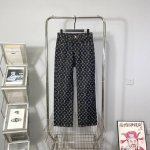 供 对位原版 Louis Vuitton 路易威登 联名款满印牛仔裤 高端定制1:1面料，字母立体高度清晰，原版定制里布，小牛皮卡扣，金属独家定珍珠扣，镭射字母