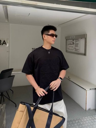 loewe罗意威2025Ss新款字母人字绣花情侣休闲短袖T恤 最高版本！定制面料290克双纱！字母人字绣花工艺设计！ 辅料：开模原版过鉴定领标 %真丝洗水标。正