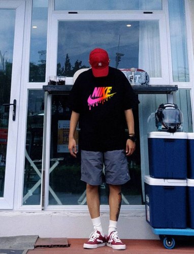 上新Nike 耐克情侣款圆领短袖T恤，全部采用上等原料，质感好颜色鲜明！ 这种款式上身回头率超高！基础款的圆领Tee,男女均可驾驭！ 尺码：S-3Xl 颜色：白