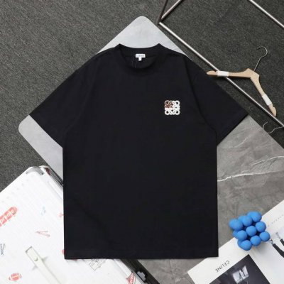 顶级复刻 高端定制 Loewe 罗意威 新款重影Logo刺绣休闲圆领短袖T恤 货号：9911 颜色：黑色 白色 购入原版开模打造，全套定制辅料，细节决定成败。