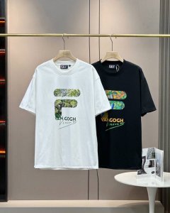 100包邮 【Fila斐乐×梵高油画系列印花休闲宽松情侣款 短袖T恤】 款号：C131 颜色: 黑色 白色 细节版本一比一复刻 重磅专柜最新款！走一波！绝对私房