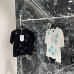 小香 25夏季新款 花朵刺绣针织上衣 通体细腻肌理 精细工艺彰显高端设计风格 配合刺绣工艺定位勾勒双C字母和花朵元素图案 丰富细节 设计亮点让简单的基础款式 秒