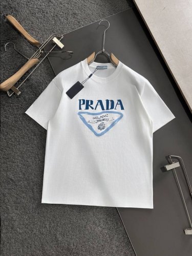 prada.普拉达 25Ss夏季新款圆领短袖T恤！270克重磅高端纯棉面料，手感质感都极完美！修身裁剪设计干净利落！时尚又好看！走线做工非常精致！版型效果超赞！